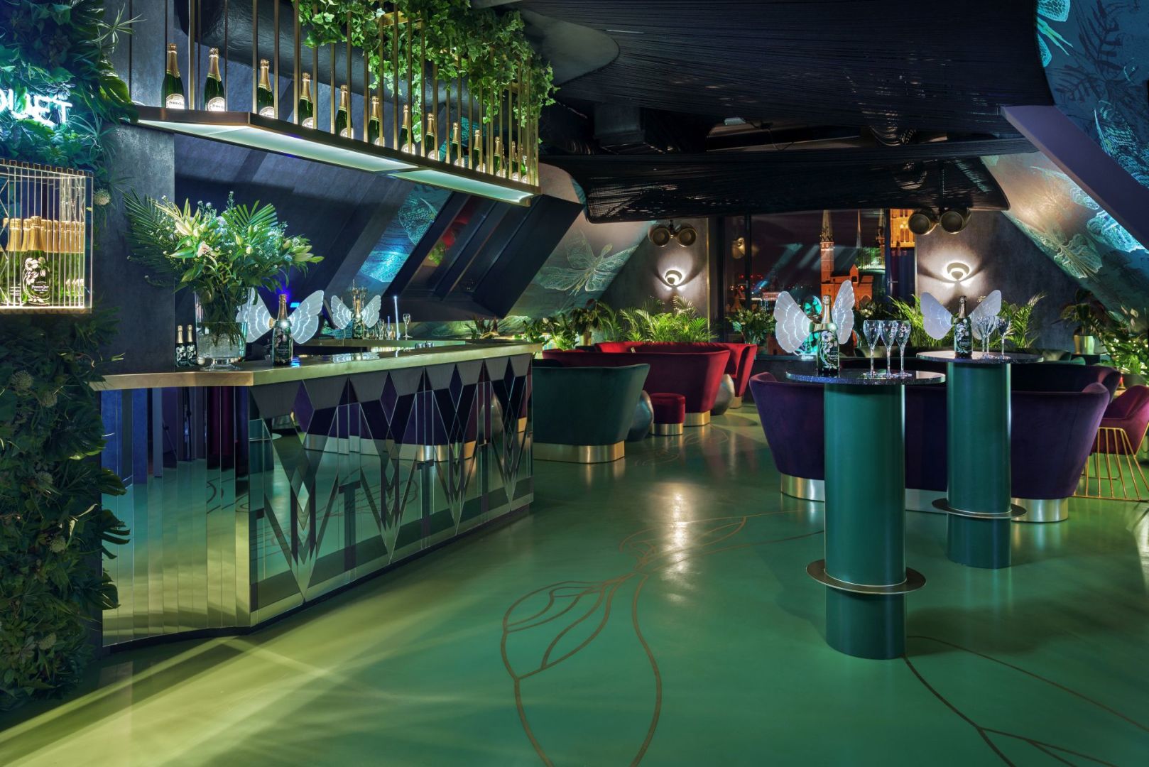 Bespoke mirrored glass bar at Radisson Sassy Club