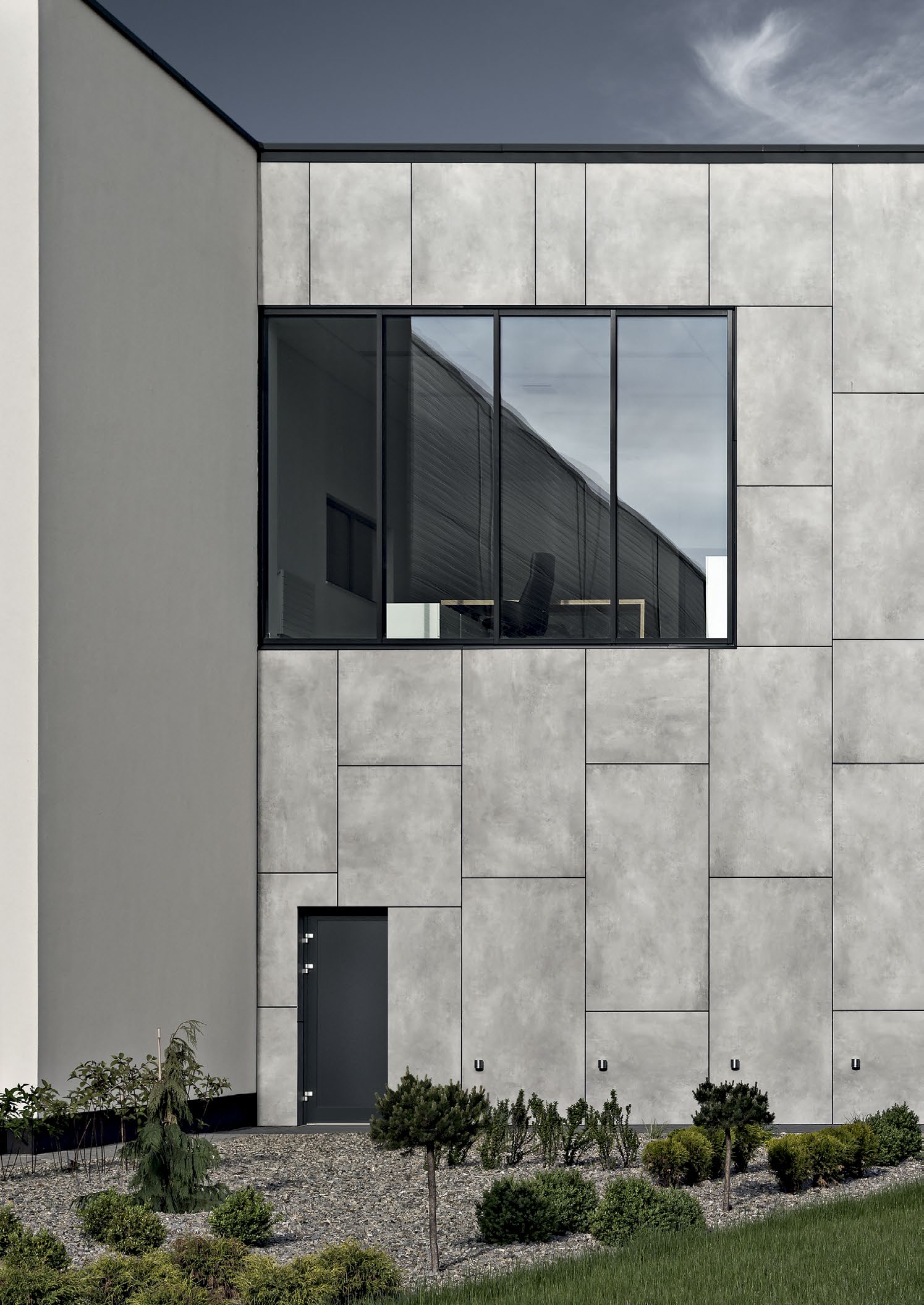 Office facade using concealed mechanical fixing