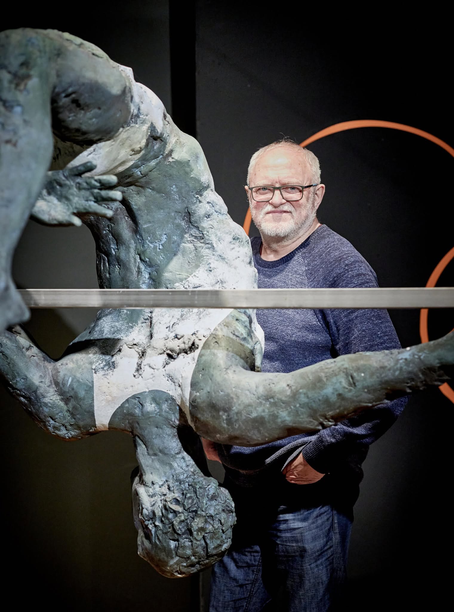 Jerzy Kędziora beside one of his balancing sculptures